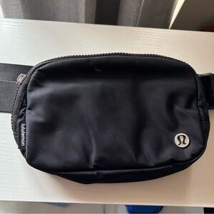Lululemon belt bag black